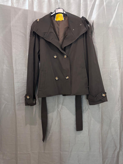 Veste courte ceinturée à col montant style trench