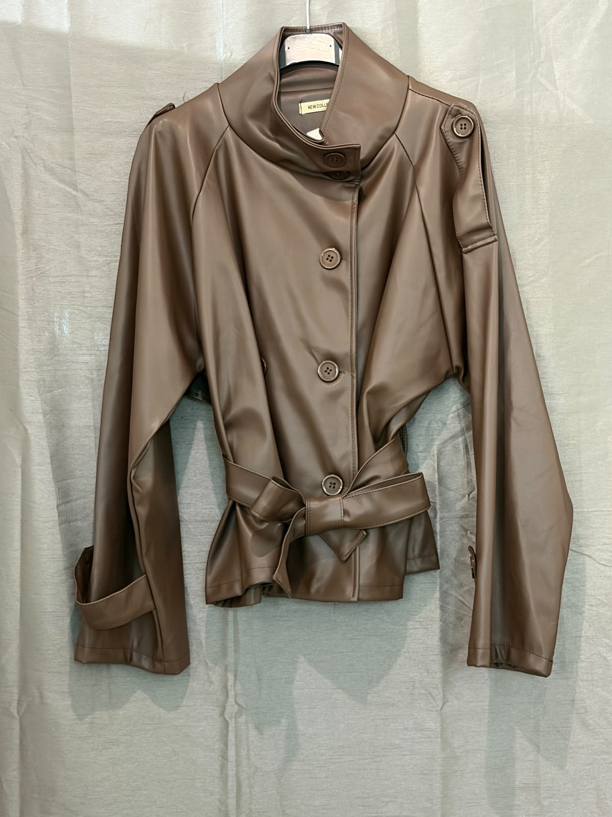 Veste simili cuir ceinturée col montant asymétrique