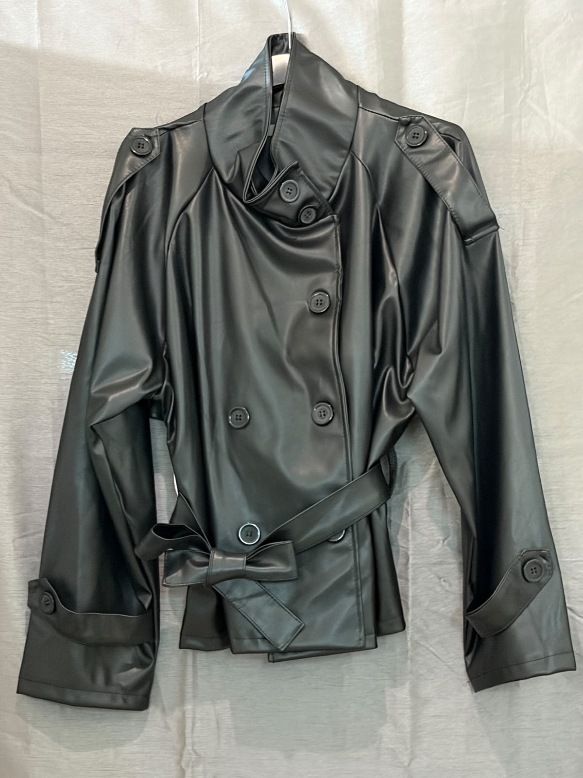 Veste simili cuir ceinturée col montant asymétrique