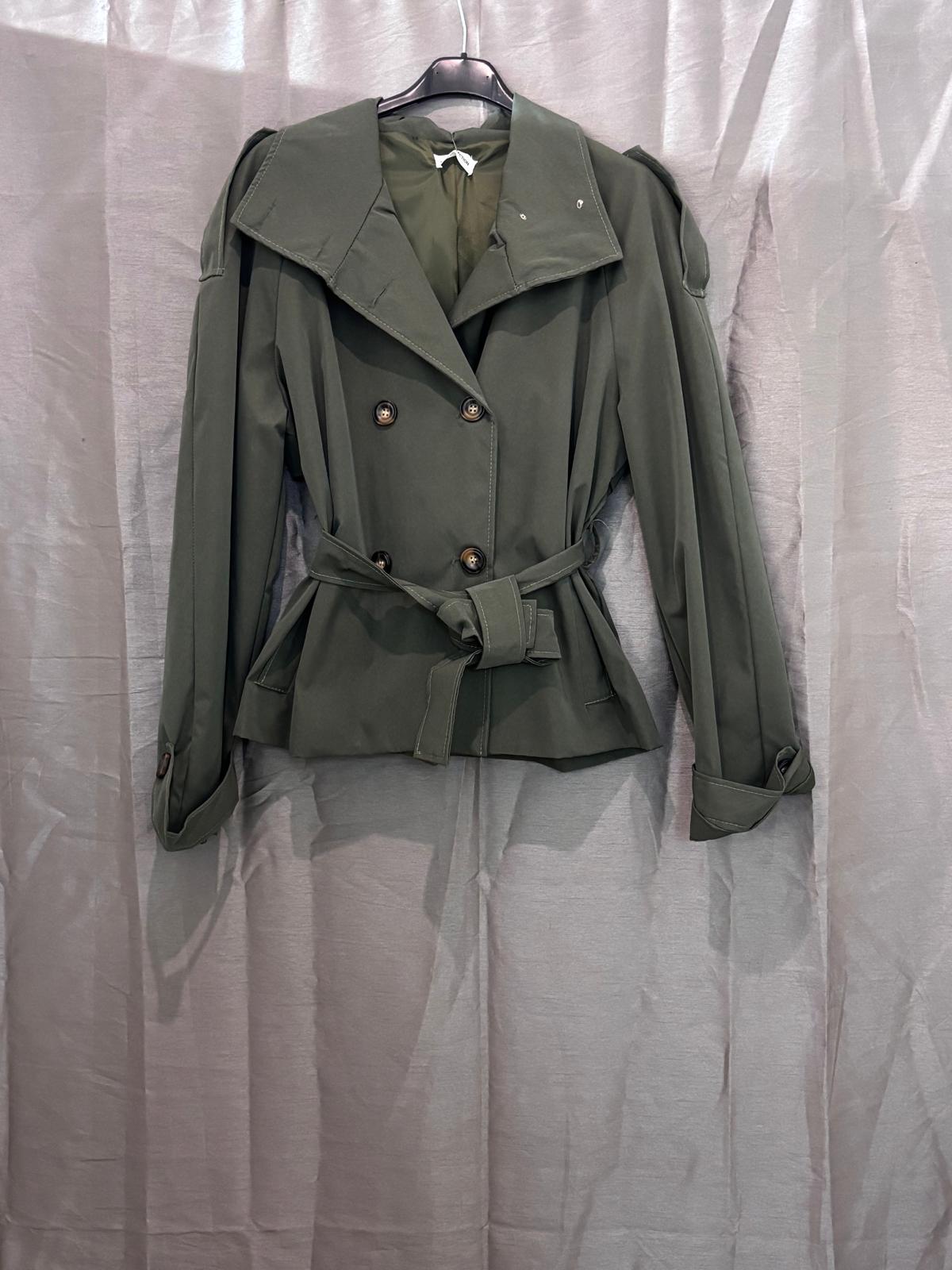 Veste courte ceinturée à col montant style trench