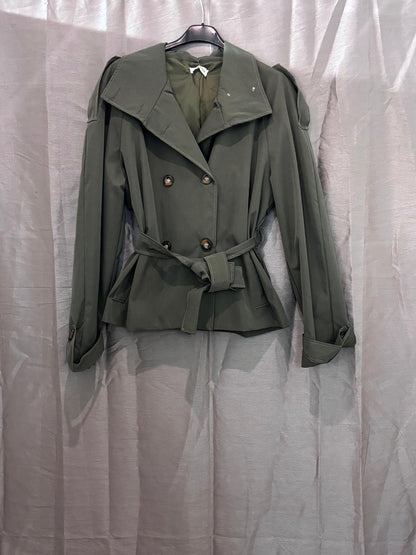 Veste courte ceinturée à col montant style trench