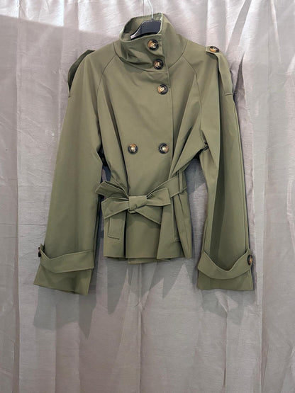 Veste courte ceinturée à col montant style trench