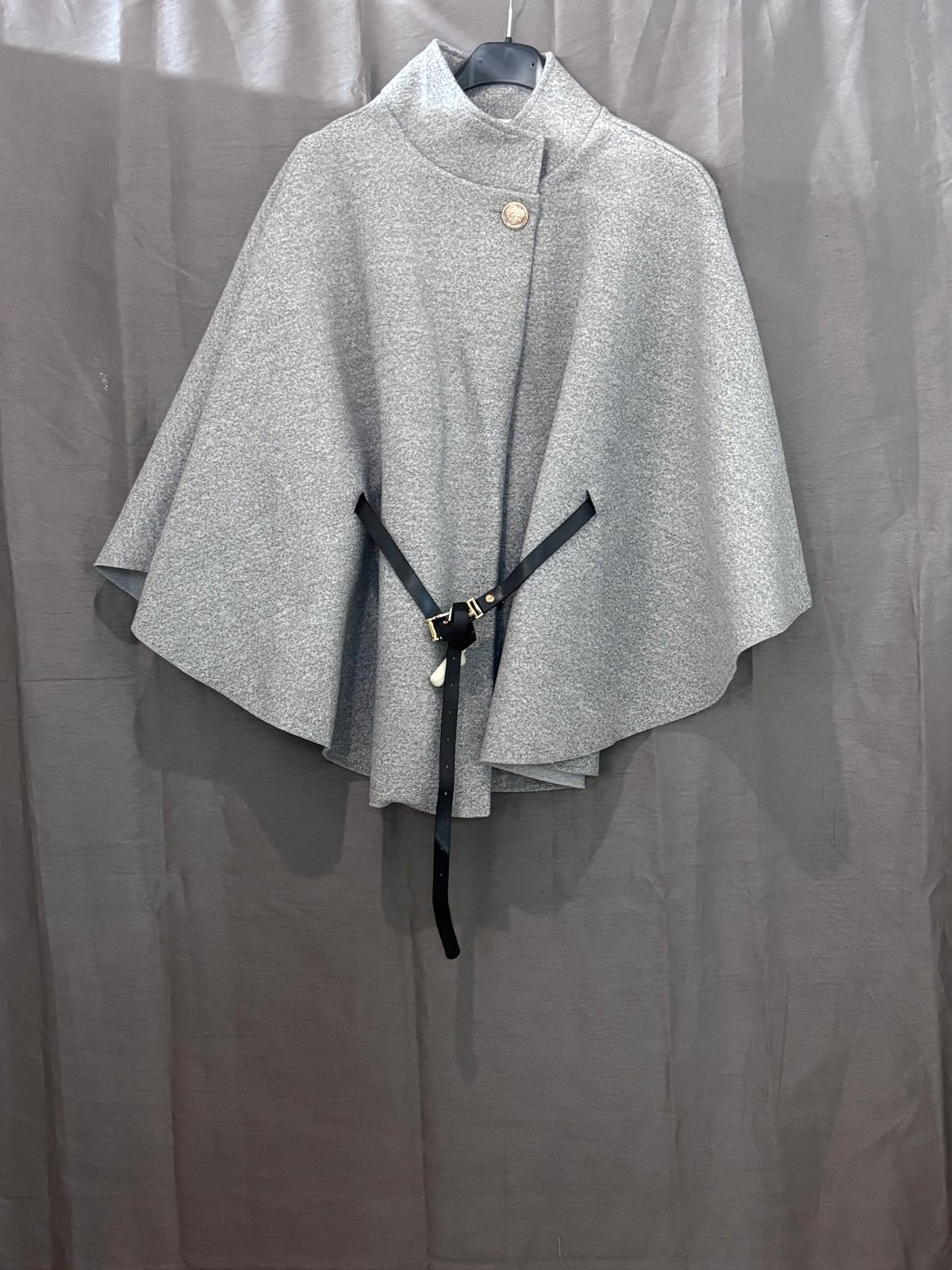 Cape structurée à bouton doré ceinture noire intégrée
