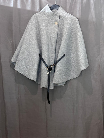 Cape structurée à bouton doré ceinture noire intégrée