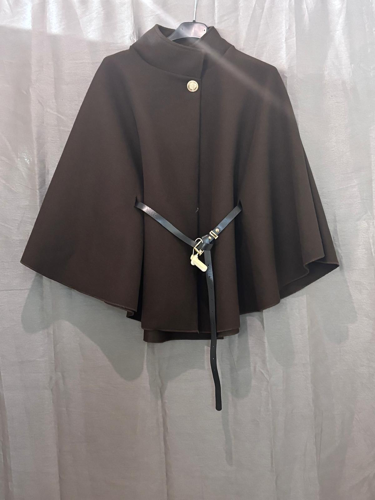 Cape structurée à bouton doré ceinture noire intégrée