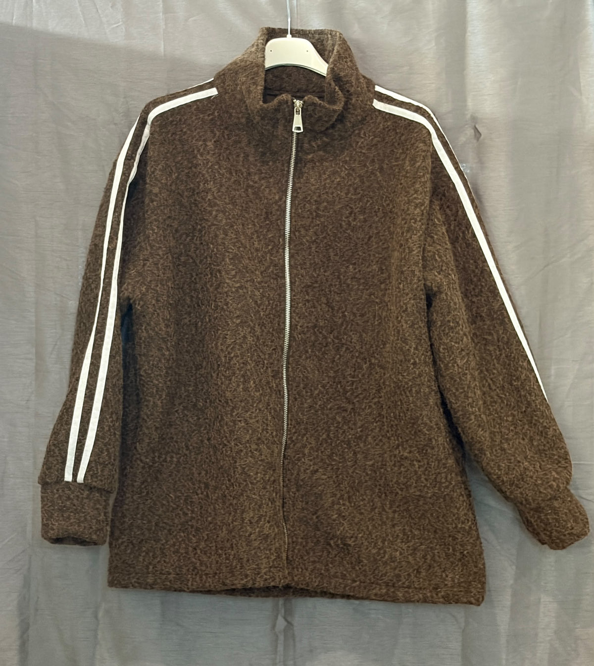 Blouson zippé bouclette à bandes blanches