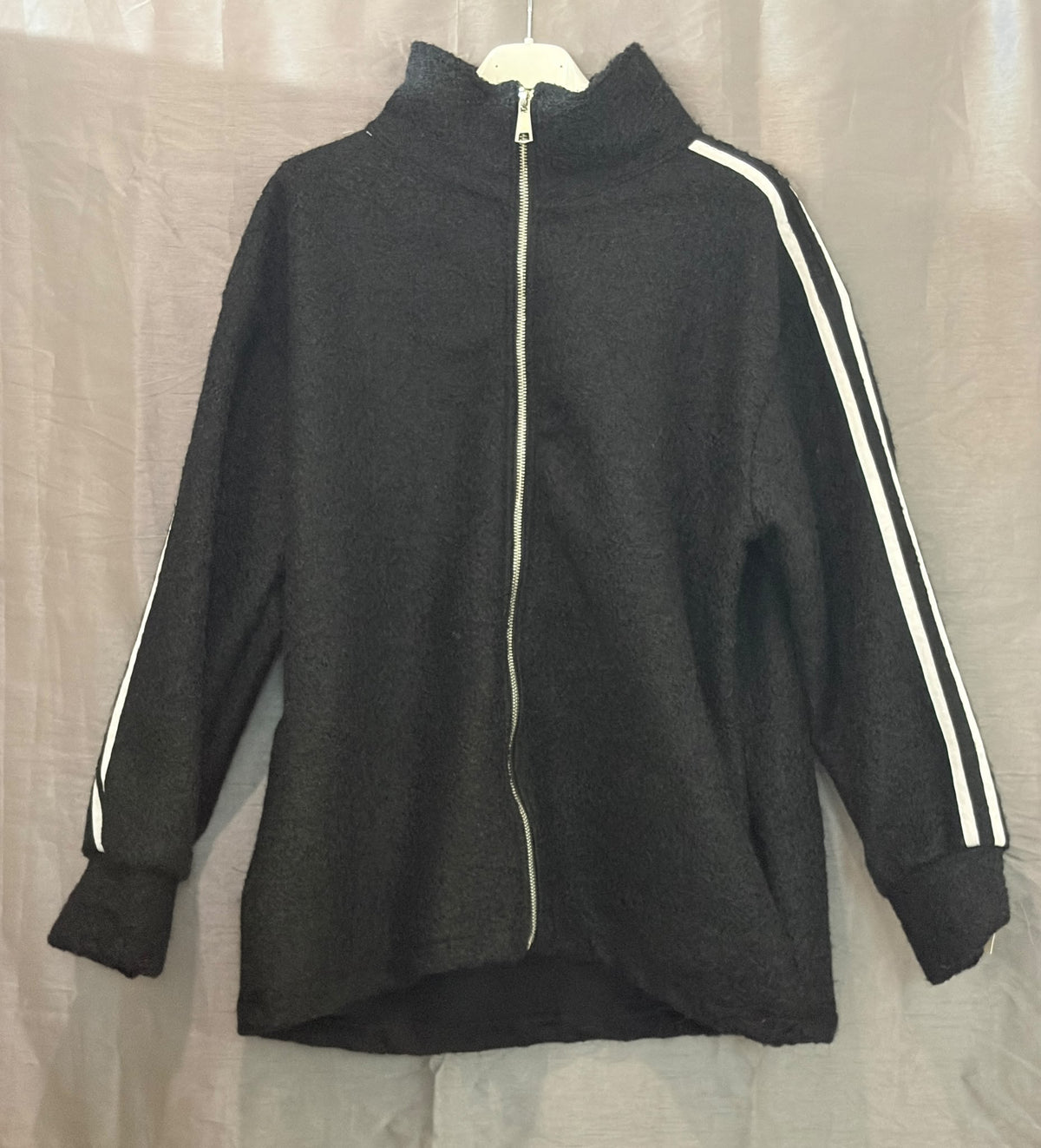 Blouson zippé bouclette à bandes blanches