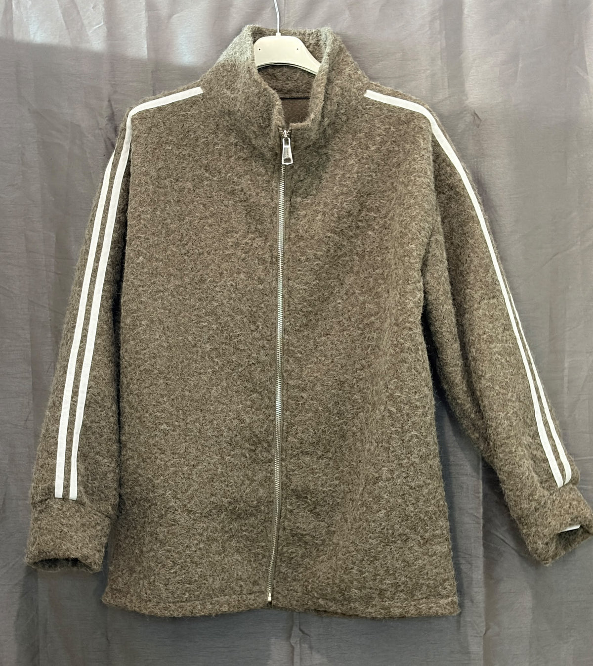 Blouson zippé bouclette à bandes blanches