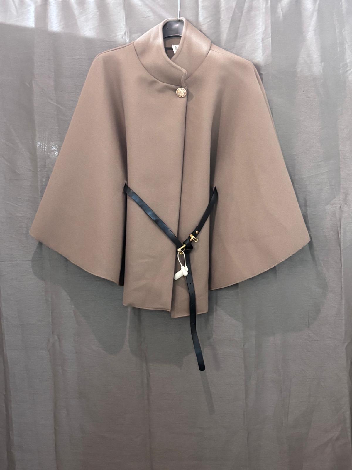 Cape structurée à bouton doré ceinture noire intégrée