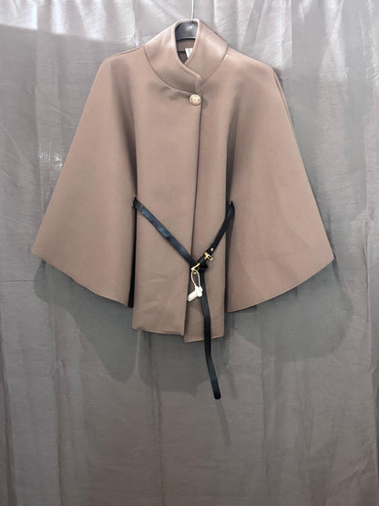 Cape structurée à bouton doré ceinture noire intégrée