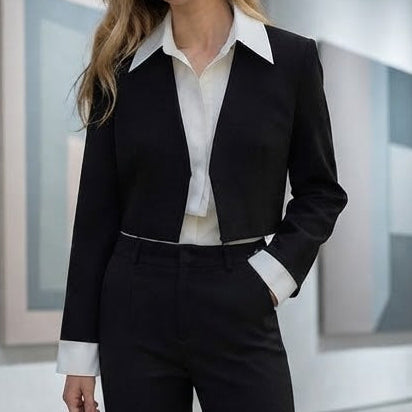 Veste noire courte cintrée à col contrasté blanc