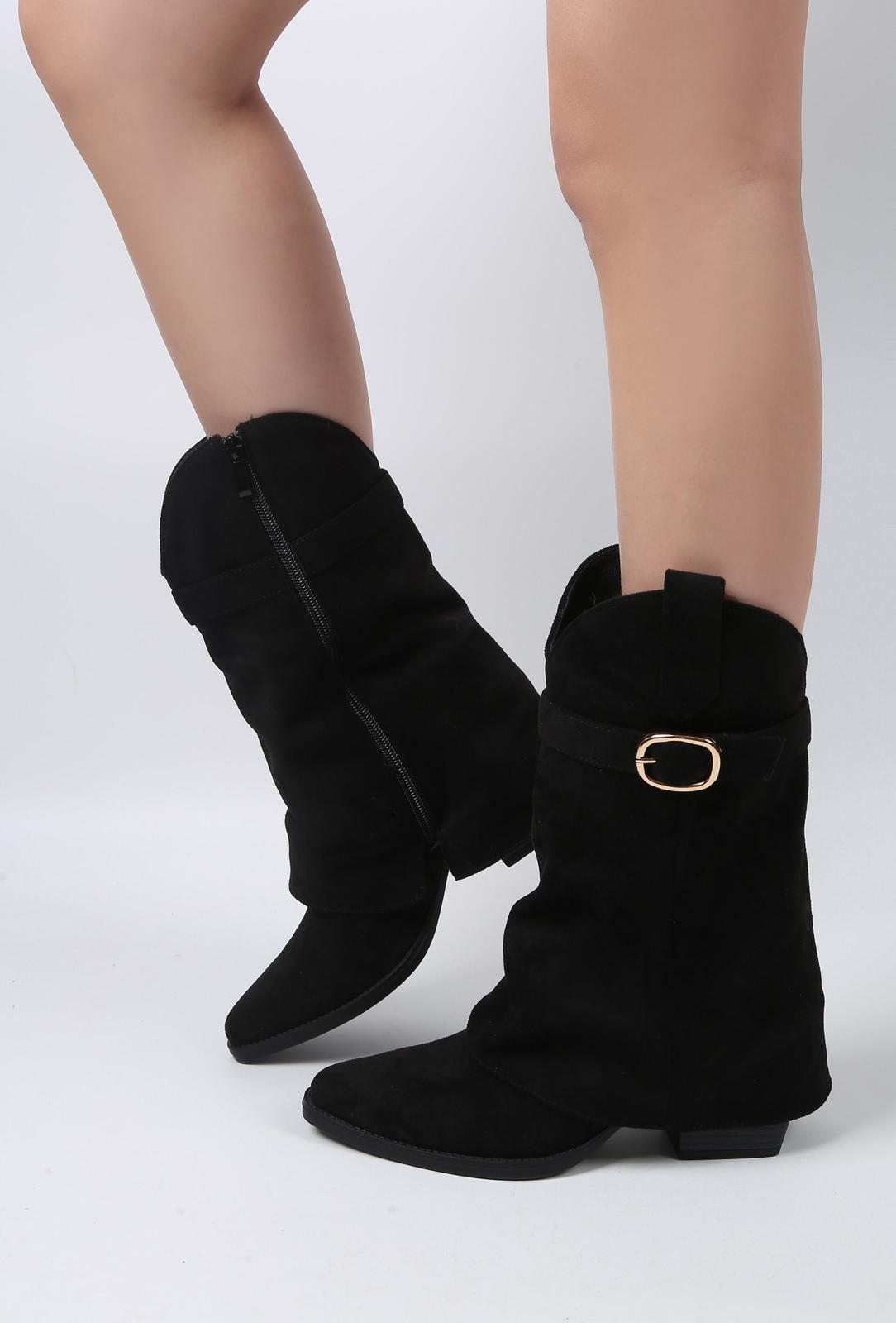 Bottes avec boucle dorée