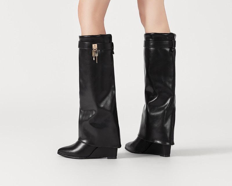 Bottes avec détail cadenas doré