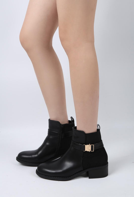 Bottines à boucle dorée et talon bas