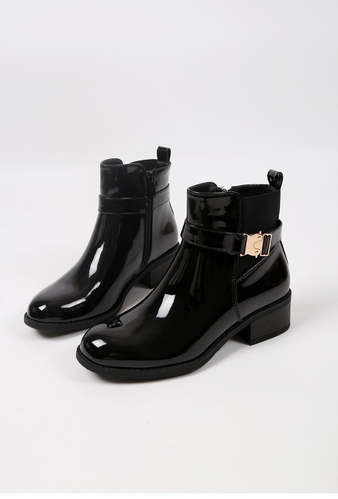 Bottines à boucle dorée et talon bas