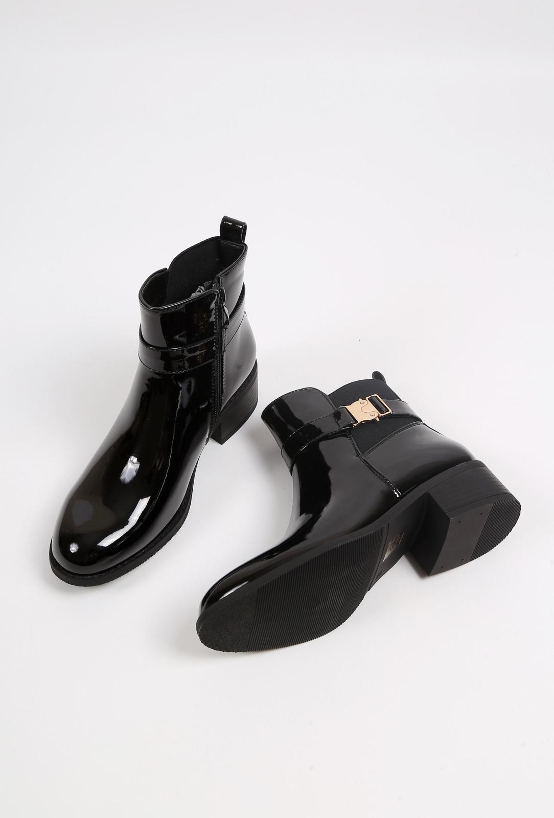 Bottines à boucle dorée et talon bas