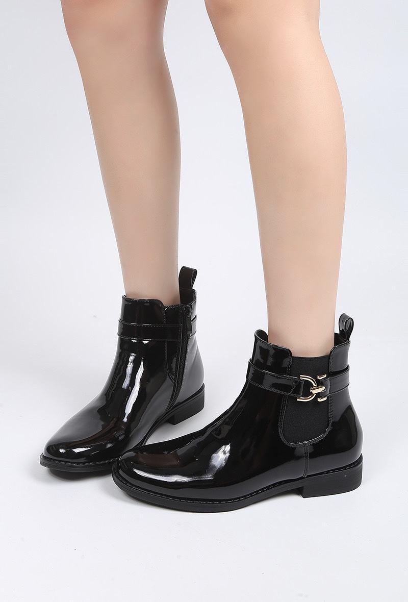 Bottines vernies à boucle métallique