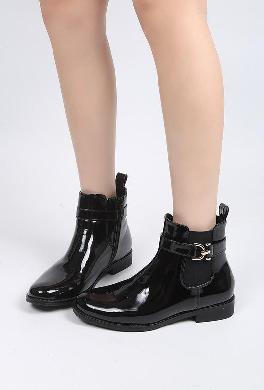 Bottines vernies à boucle métallique