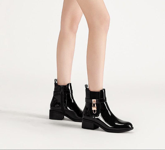 Bottines vernies à boucle élégante