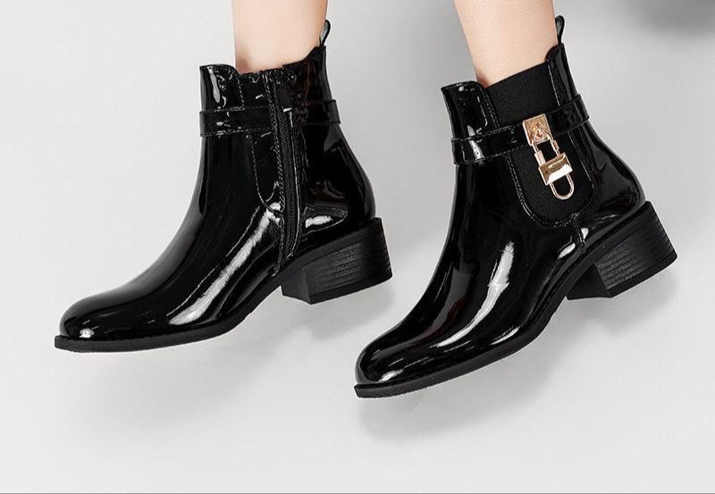 Bottines vernies à boucle élégante