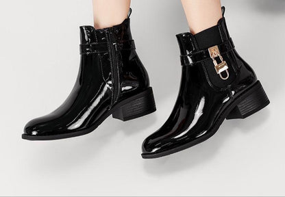 Bottines vernies à boucle élégante