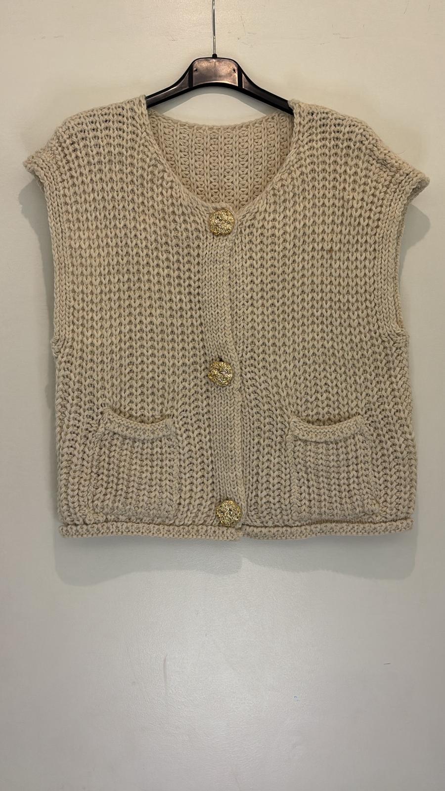 Cardigan sans manches en maille avec boutons dorés