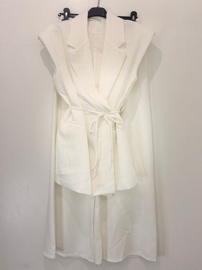 Ensemble pantalon et veste sans manches ceinturé