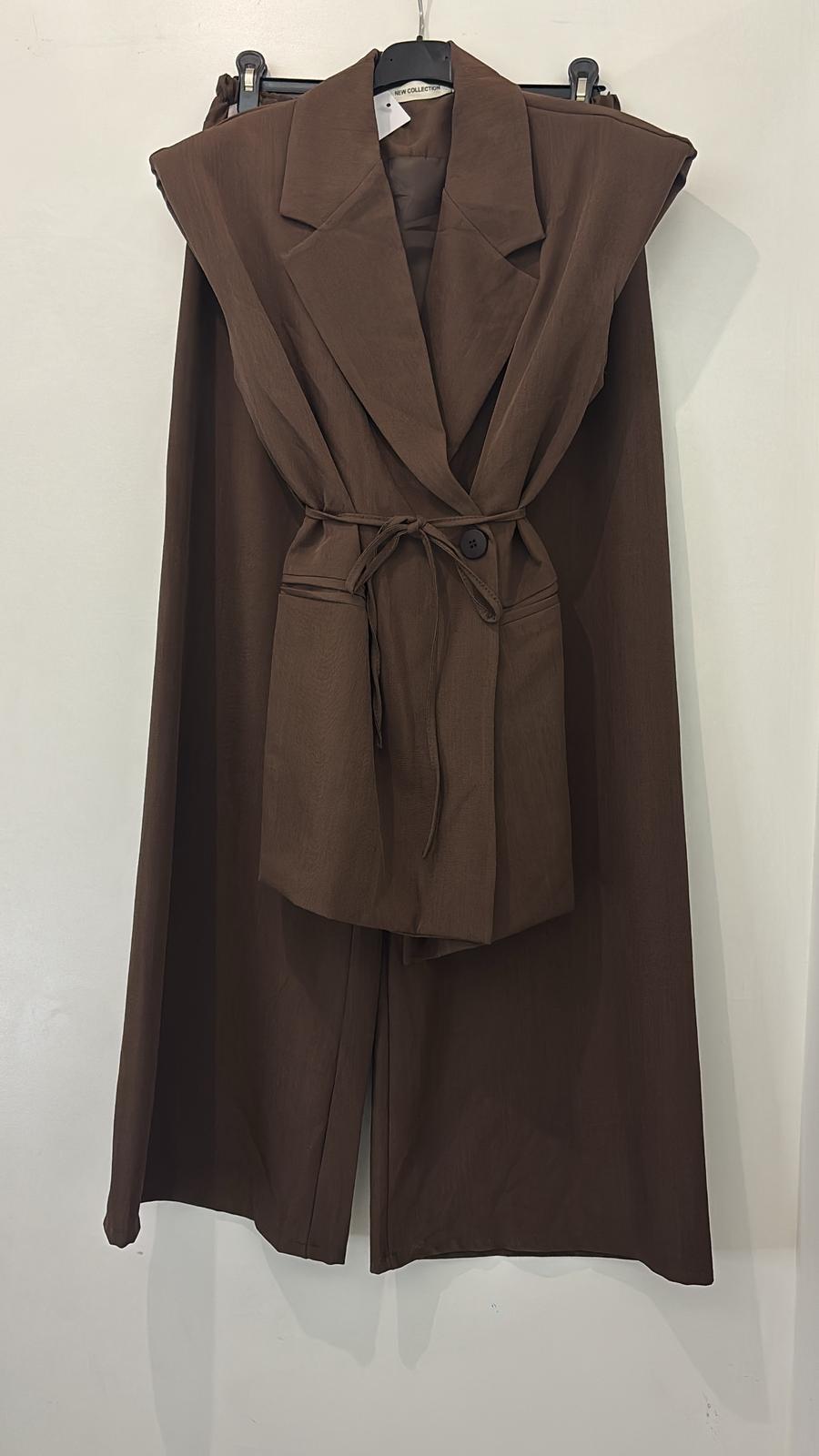 Ensemble pantalon et veste sans manches ceinturé