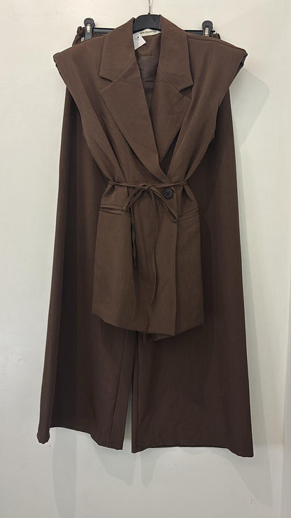 Ensemble pantalon et veste sans manches ceinturé