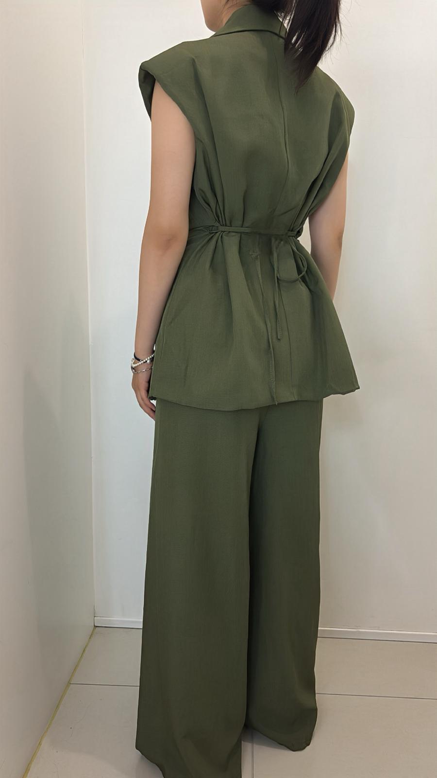 Ensemble pantalon et veste sans manches ceinturé