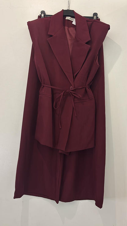 Ensemble pantalon et veste sans manches ceinturé