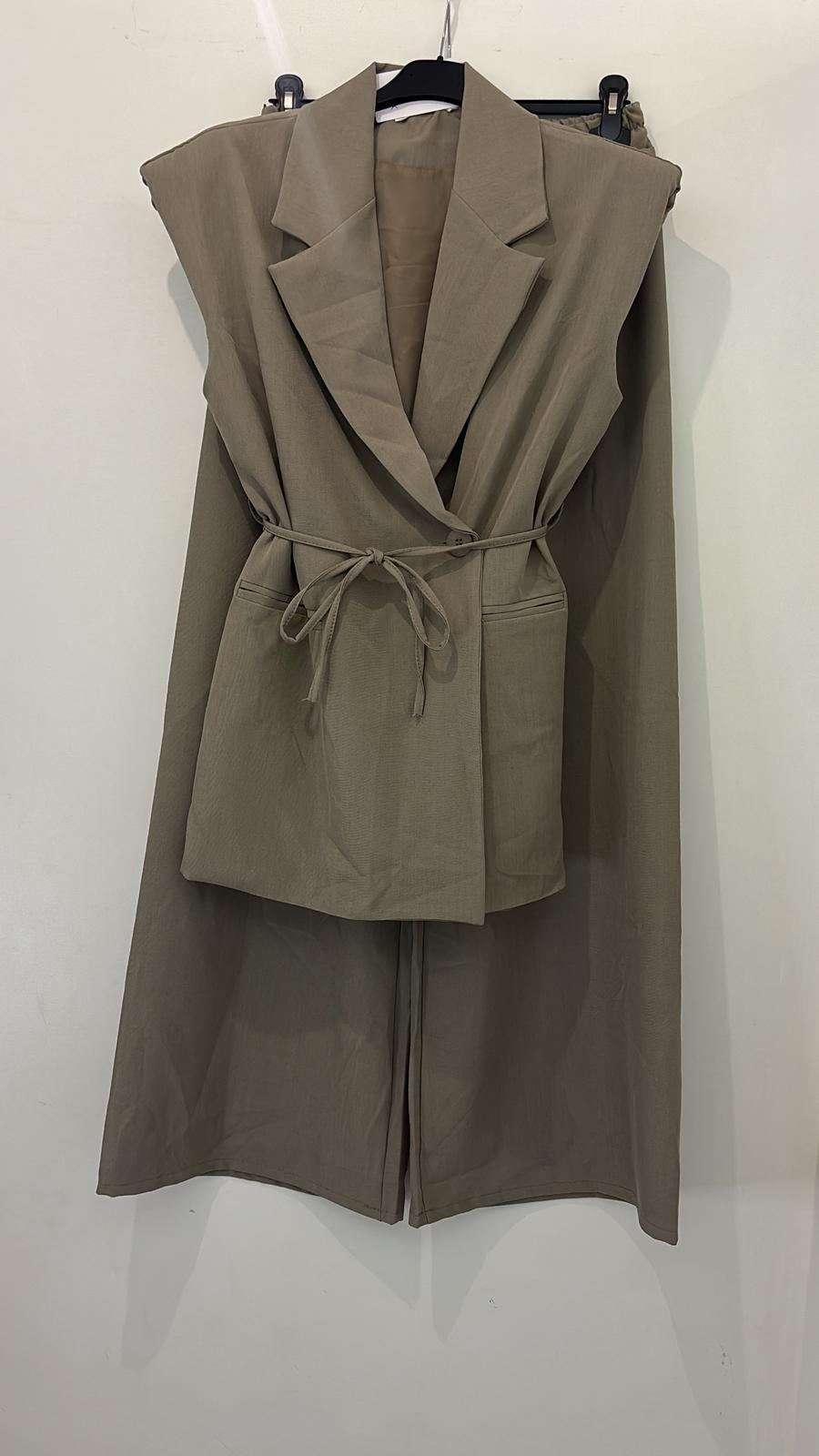 Ensemble pantalon et veste sans manches ceinturé