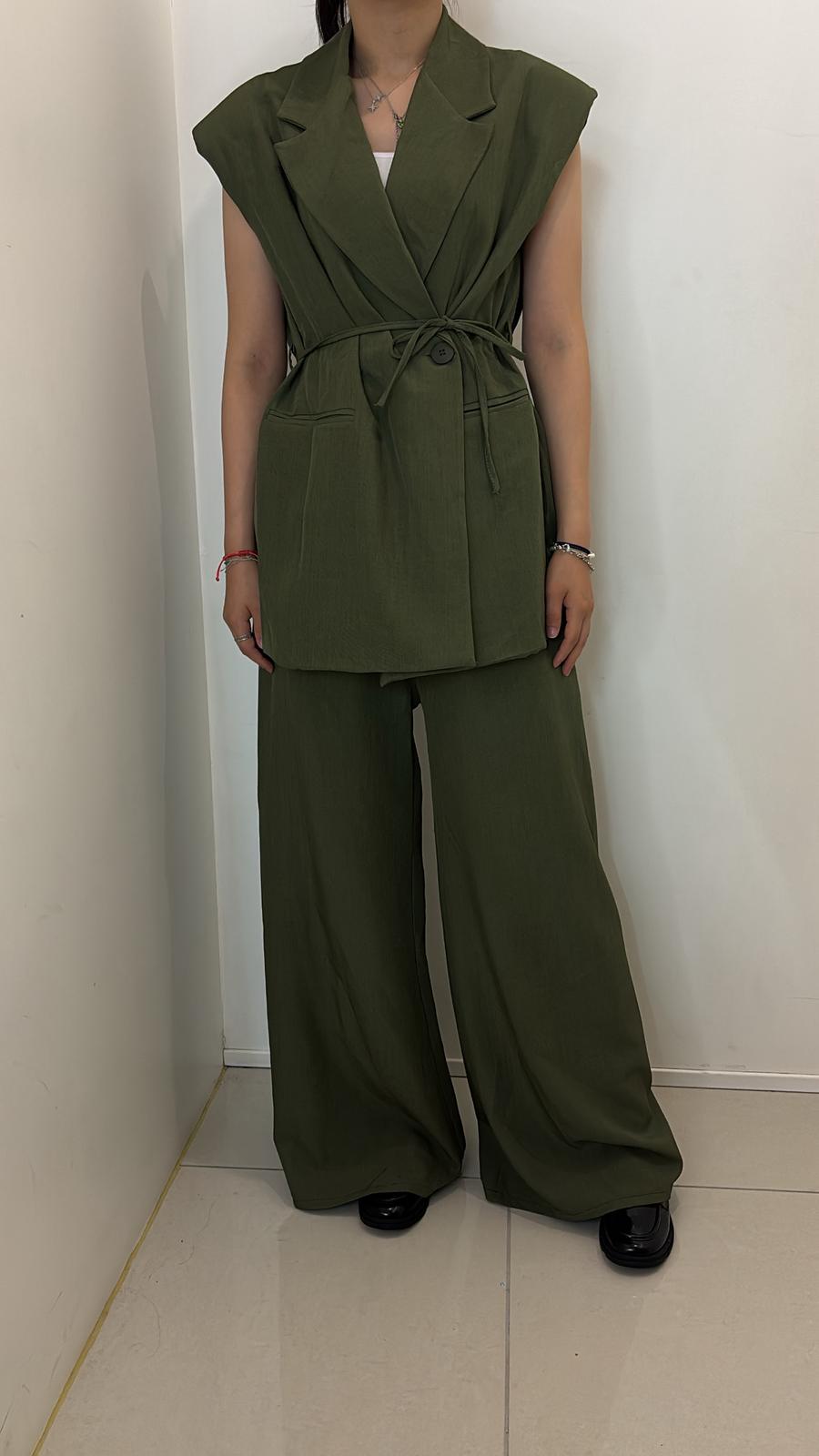 Ensemble pantalon et veste sans manches ceinturé