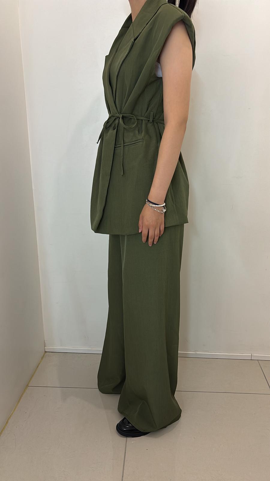 Ensemble pantalon et veste sans manches ceinturé