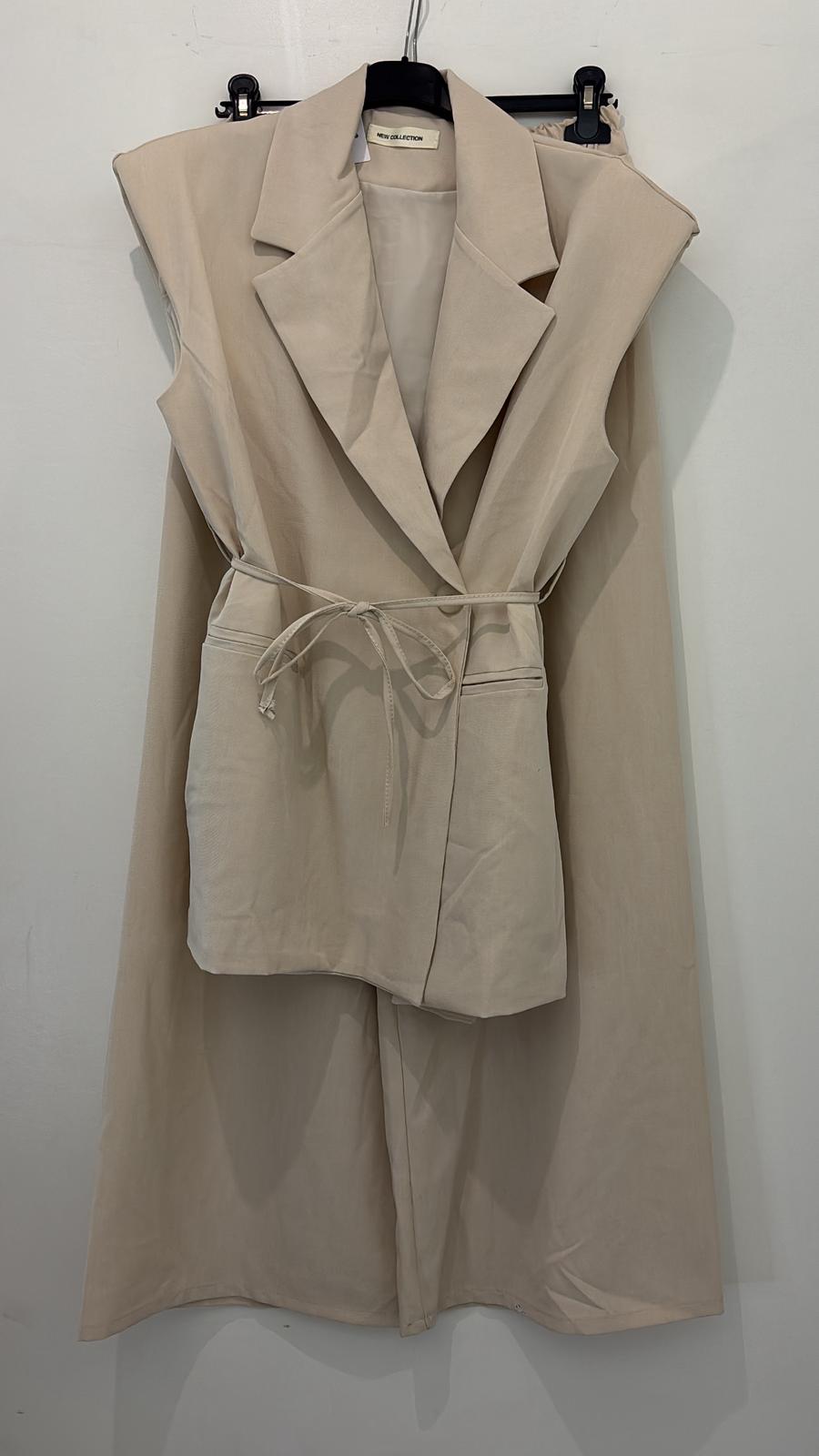 Ensemble pantalon et veste sans manches ceinturé