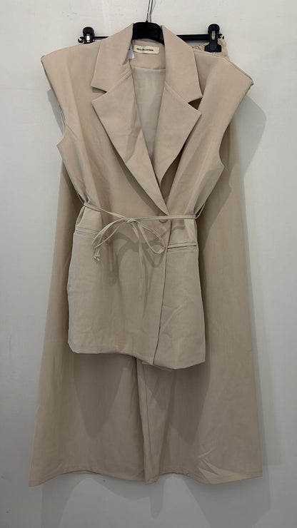 Ensemble pantalon et veste sans manches ceinturé