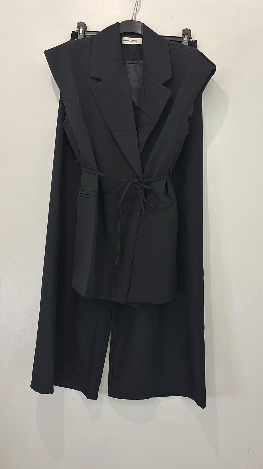 Ensemble pantalon et veste sans manches ceinturé