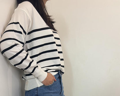 Pull marinière blanc à rayures noires et cœur rouge