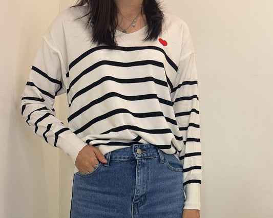 Pull marinière blanc à rayures noires et cœur rouge