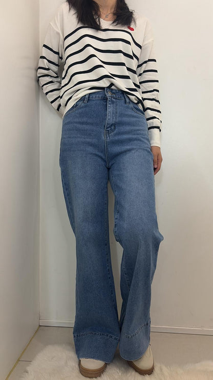 Pull marinière blanc à rayures noires et cœur rouge