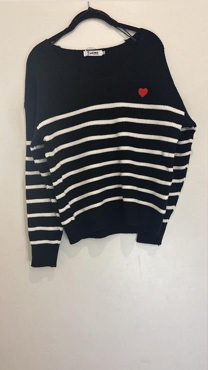 Pull marinière à rayures et cœur rouge brodé