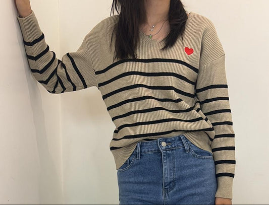 Pull marinière à rayures et cœur rouge brodé