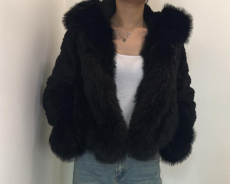 Veste courte en fausse fourrure avec capuche et manches bordées