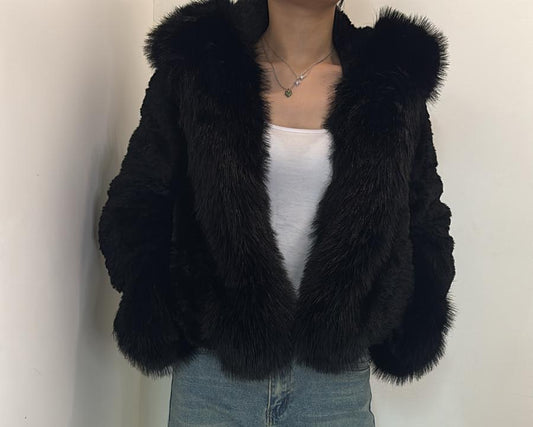Veste courte en fausse fourrure avec capuche et manches bordées