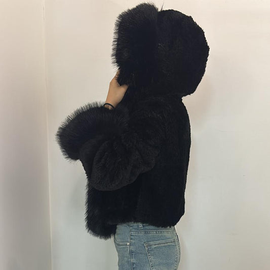Veste courte en fausse fourrure avec capuche et manches bordées