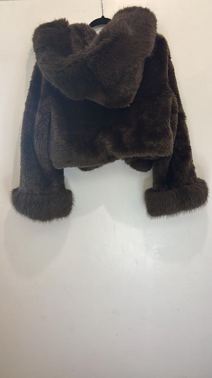 Veste courte en fausse fourrure avec capuche et manches bordées