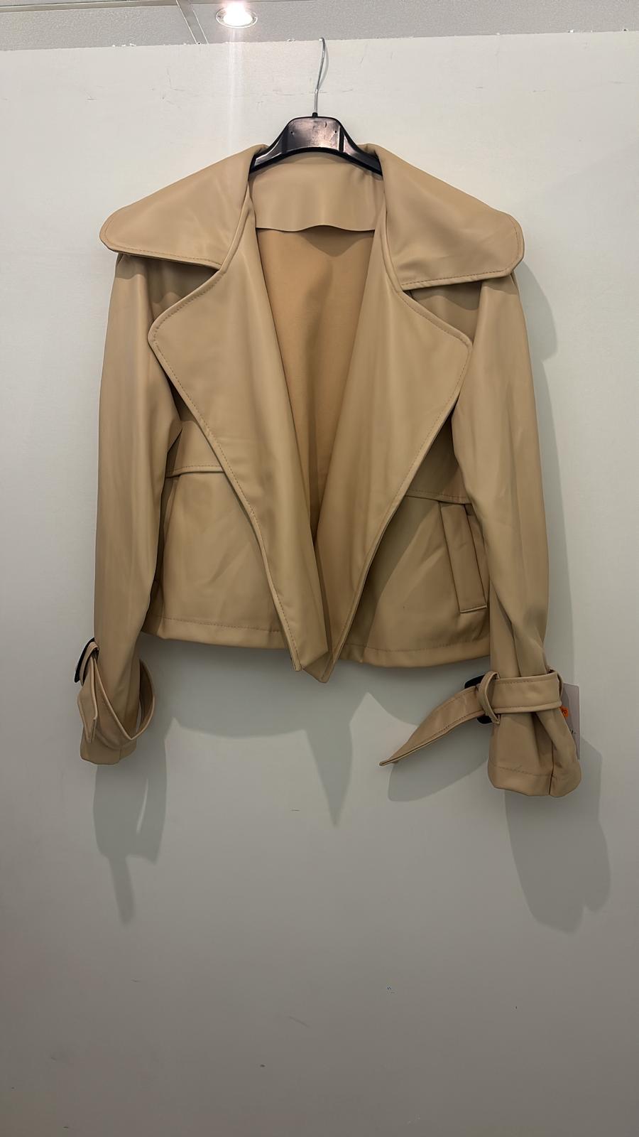 Veste en simili cuir avec ceinture