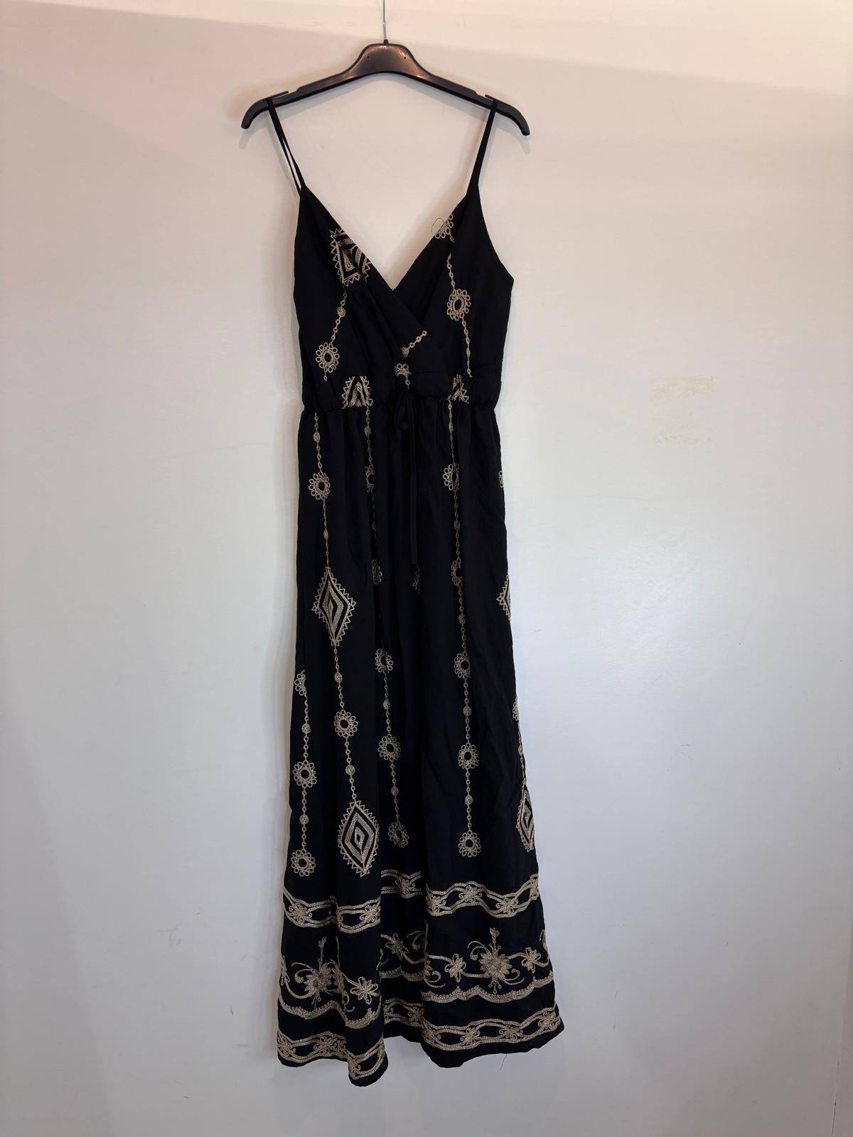 Robe longue bohème à bretelles fines et broderies dorées