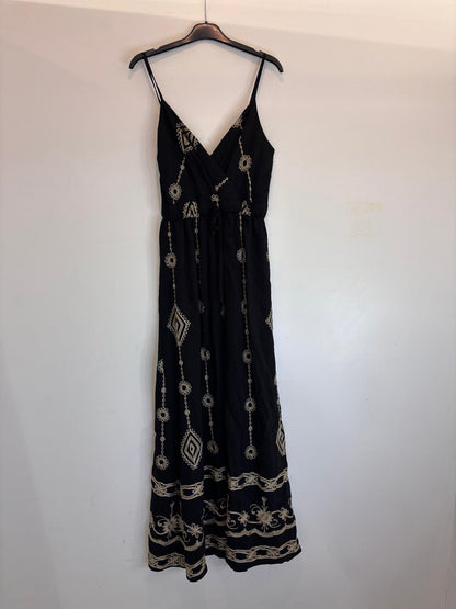 Robe longue bohème à bretelles fines et broderies dorées