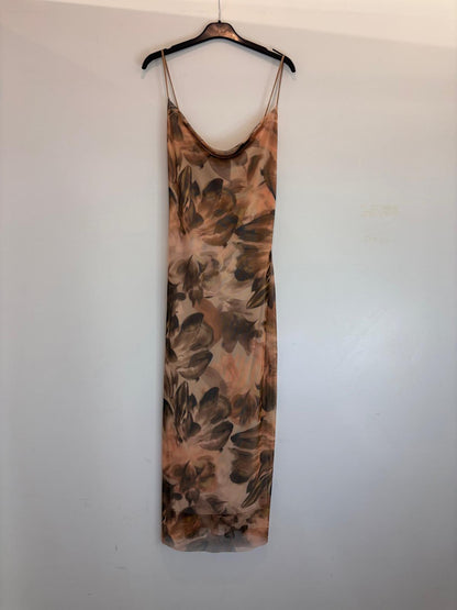 Robe longue fluide à fines bretelles et imprimé feuillage